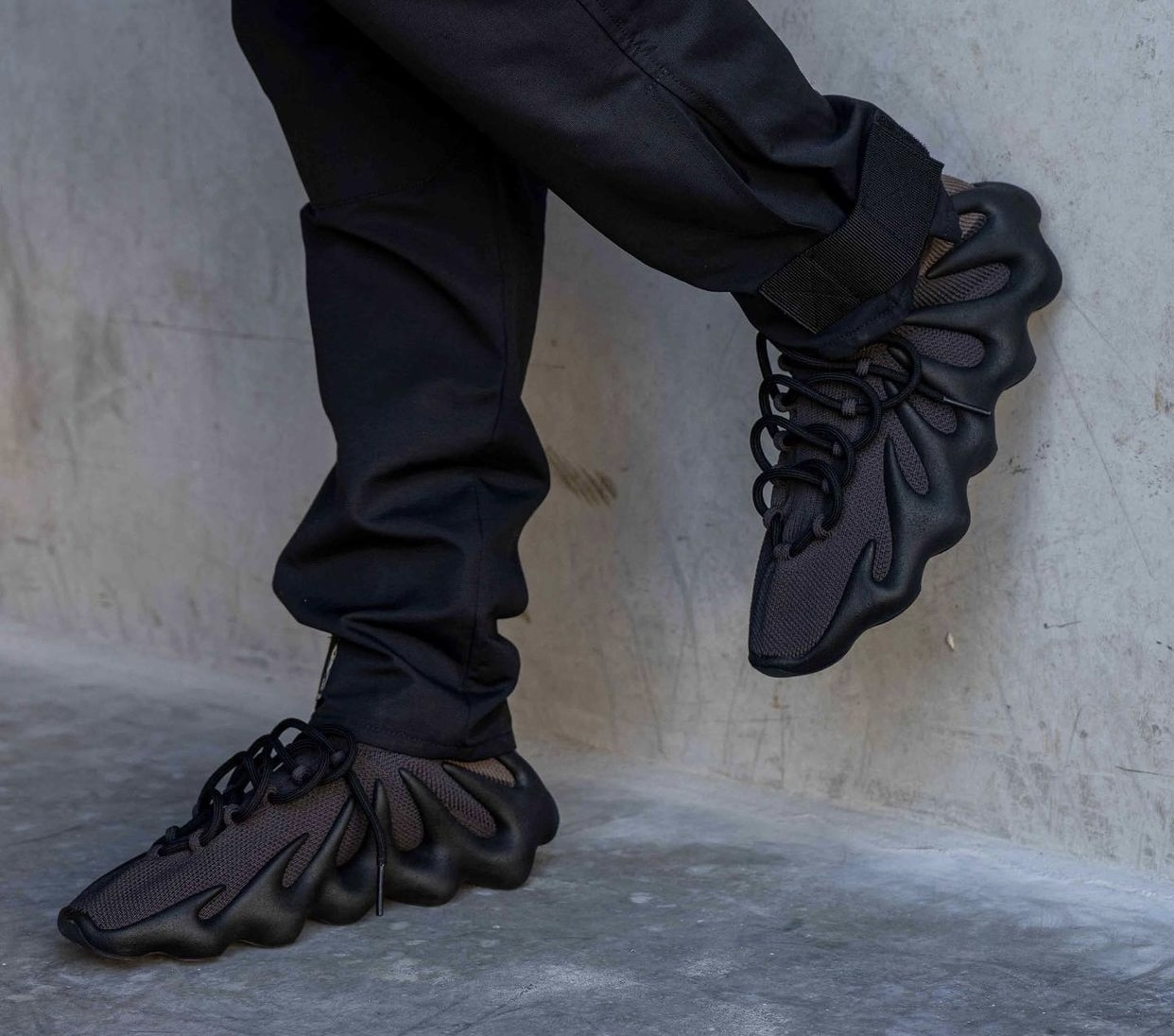 重量級黑魂來襲！adidas YEEZY 450 “Dark Slate” 上腳圖輯正式公布，絕對又是雙秒殺款！