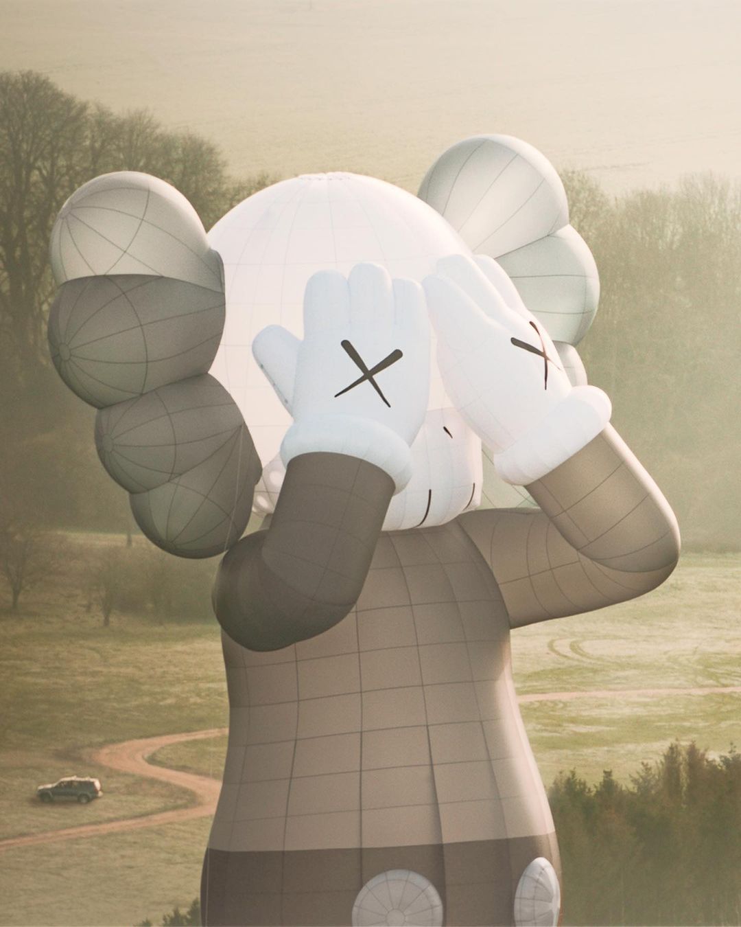 《KAWS:HOLIDAY》確定飛抵英國！JJ林俊傑、鄧紫棋搶先曬出全新 COMPANION 公仔，網：荷包守不住啦！