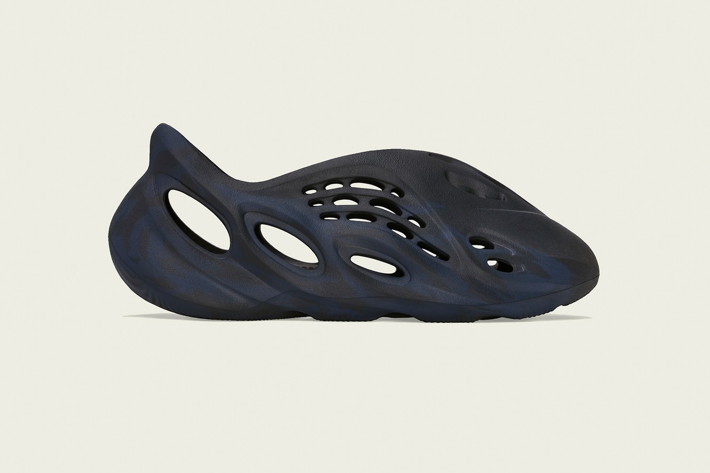 潮流社論｜「把人當白癡低能耍」？知名鞋店販售 YEEZY 洞洞鞋，店長要求鞋頭做「伏地挺身」才能買！