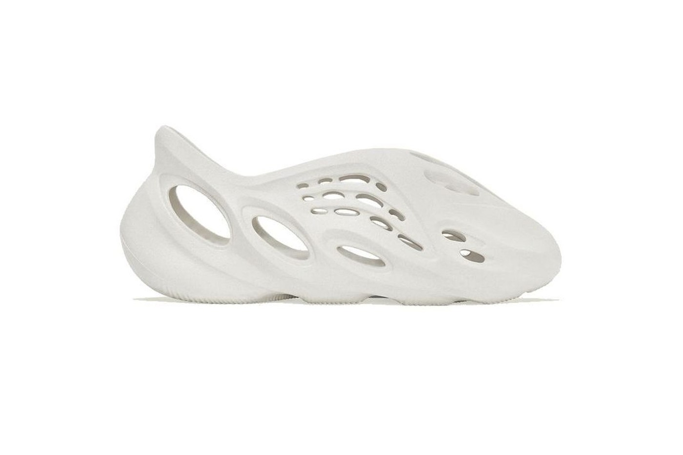 潮流社論｜「把人當白癡低能耍」？知名鞋店販售 YEEZY 洞洞鞋，店長要求鞋頭做「伏地挺身」才能買！