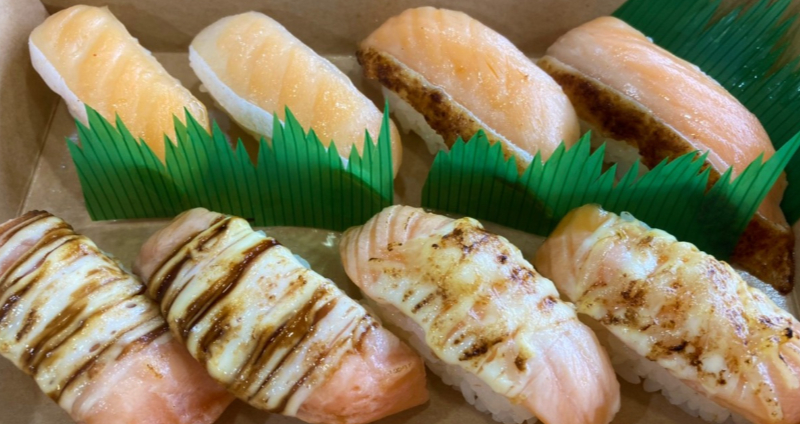 送名偵探柯南扭蛋！藏壽司推限定 KURA 外帶，「鮭魚，炙烤」6 款餐盒征服你味蕾！