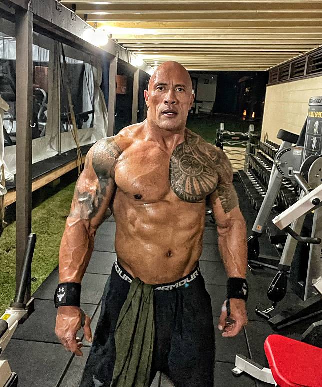 表面大肌肌其實是小女人！巨石強森自曝：「曾懷疑自己是女孩，因為我看起來又滑又嫩」！