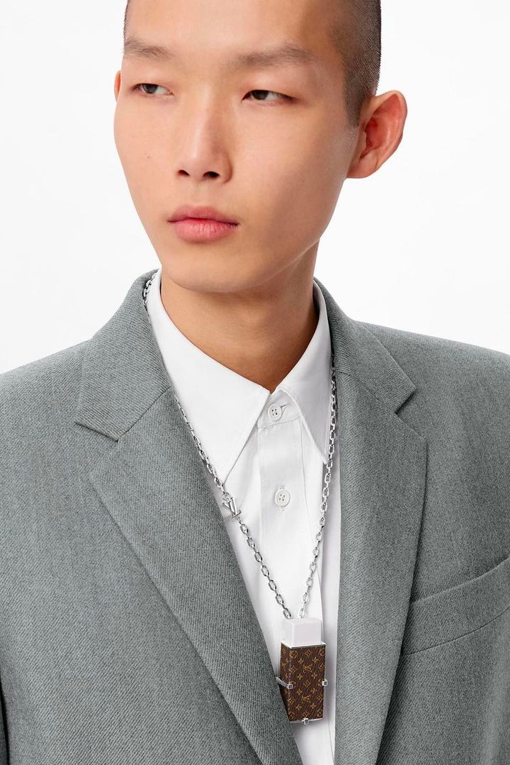 這是開玩笑嗎？Louis Vuitton 釋出索價「台幣 2 萬 2 的橡皮擦項鏈」！