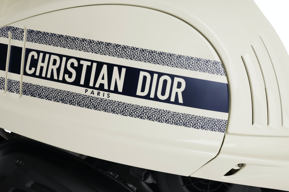跟著 BLACKPINK Jisoo 一起線上賞車！絕美 Christian Dior x Vespa 946 限量聯名車在台開賣，Oblique 緹花「安全帽」、「行李箱」整套攢便便！