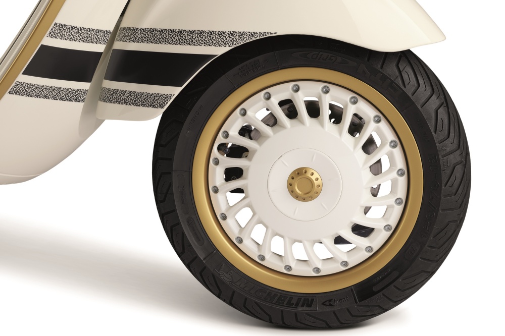 跟著 BLACKPINK Jisoo 一起線上賞車！絕美 Christian Dior x Vespa 946 限量聯名車在台開賣，Oblique 緹花「安全帽」、「行李箱」整套攢便便！