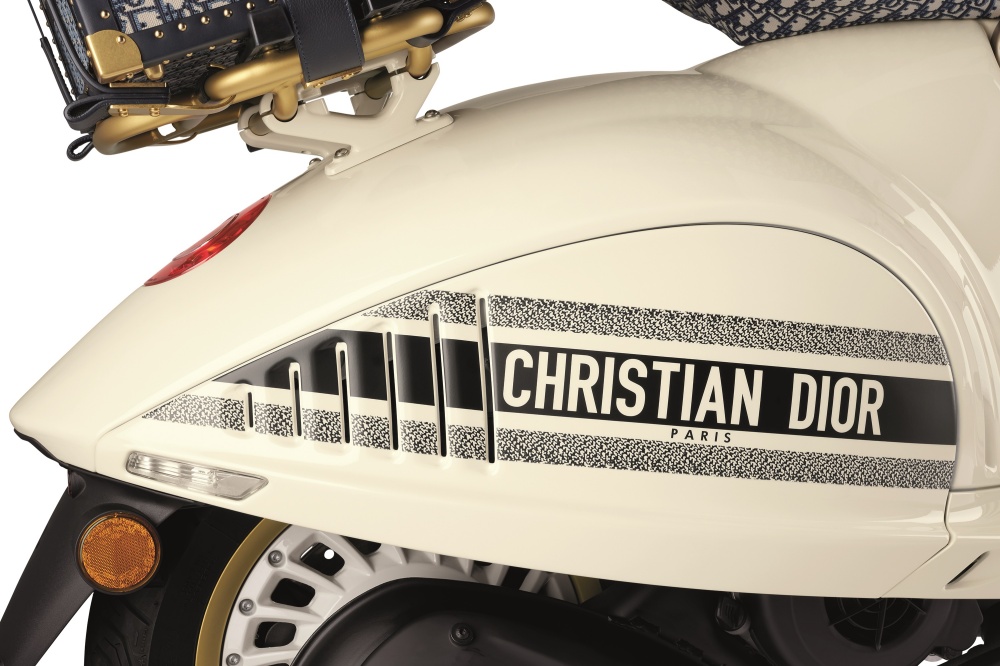 跟著 BLACKPINK Jisoo 一起線上賞車！絕美 Christian Dior x Vespa 946 限量聯名車在台開賣，Oblique 緹花「安全帽」、「行李箱」整套攢便便！