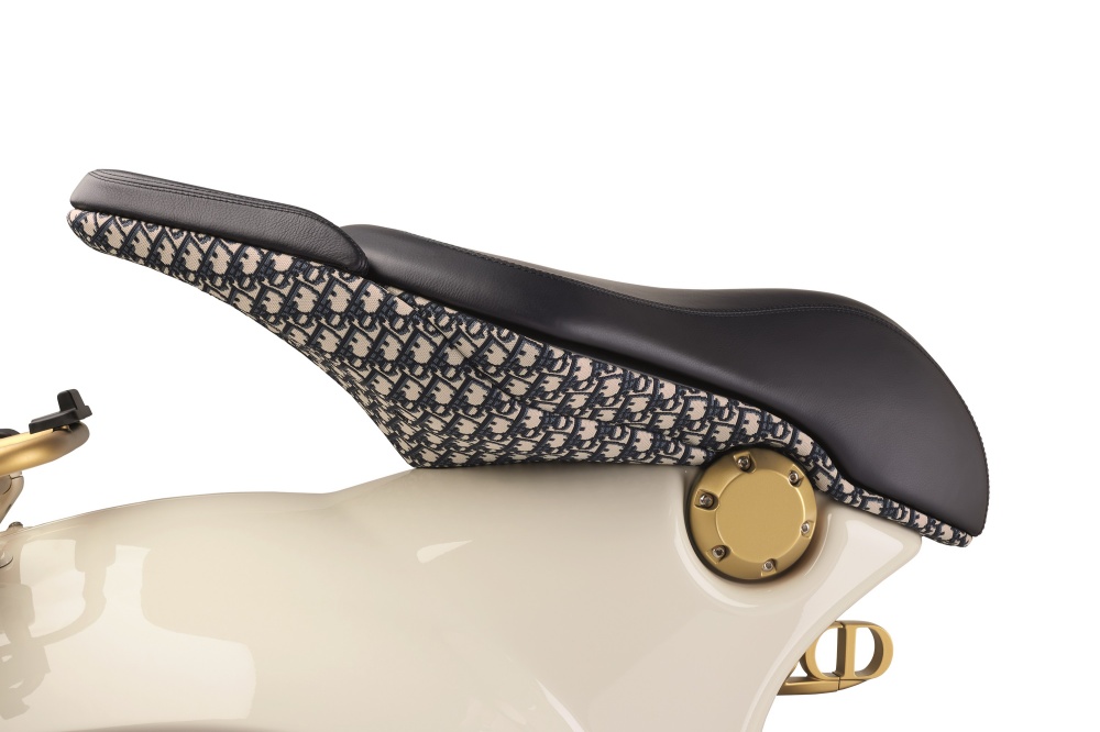 跟著 BLACKPINK Jisoo 一起線上賞車！絕美 Christian Dior x Vespa 946 限量聯名車在台開賣，Oblique 緹花「安全帽」、「行李箱」整套攢便便！