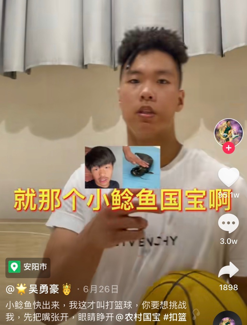 現場衝突不斷！抖音網紅「農村國寶」約戰中國 18 歲籃球天才吳勇豪，比賽日傳出遭粉絲毆打又被警察帶回！