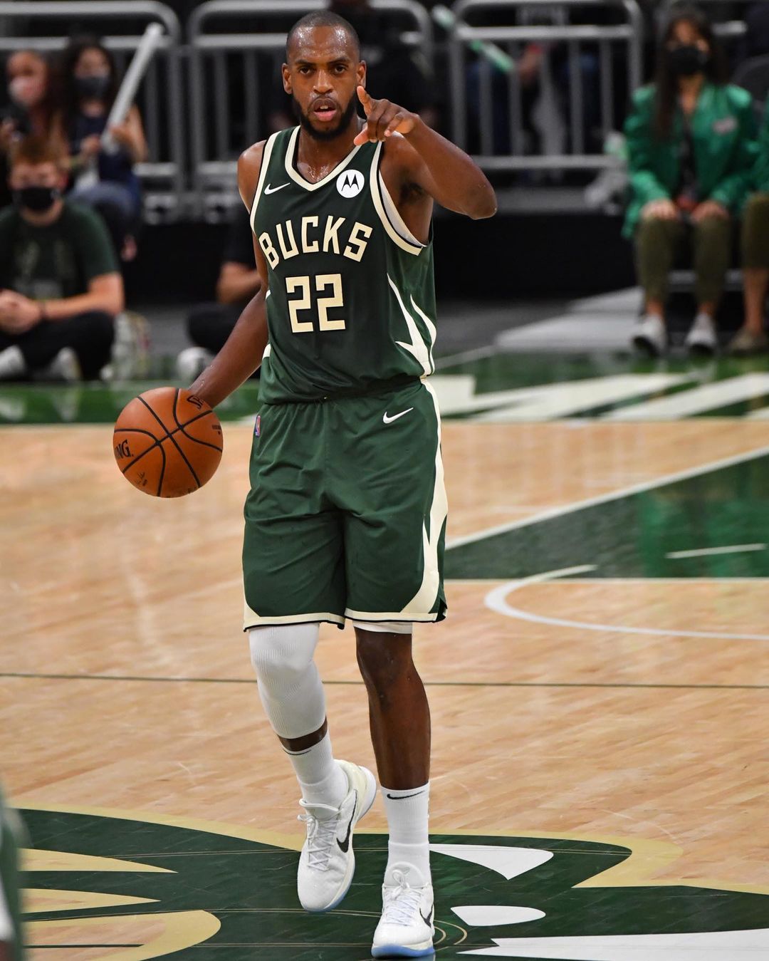 傷退回來更威猛！字母哥全場狂砍 41 分領軍公鹿大勝太陽，主場拿下第一勝！