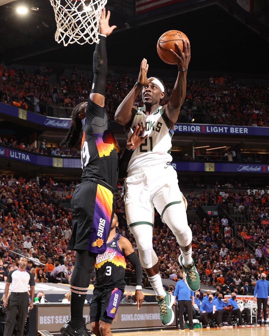 關鍵時刻又失誤！公鹿天王山之戰驚險擊敗太陽，離冠軍只剩一步之遙！