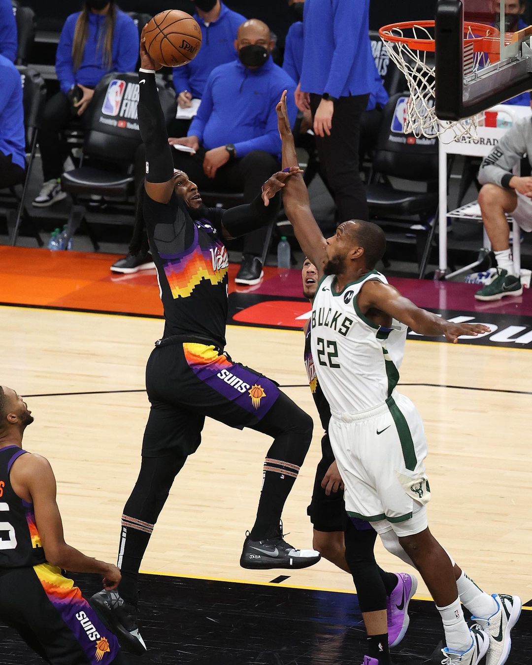 關鍵時刻又失誤！公鹿天王山之戰驚險擊敗太陽，離冠軍只剩一步之遙！