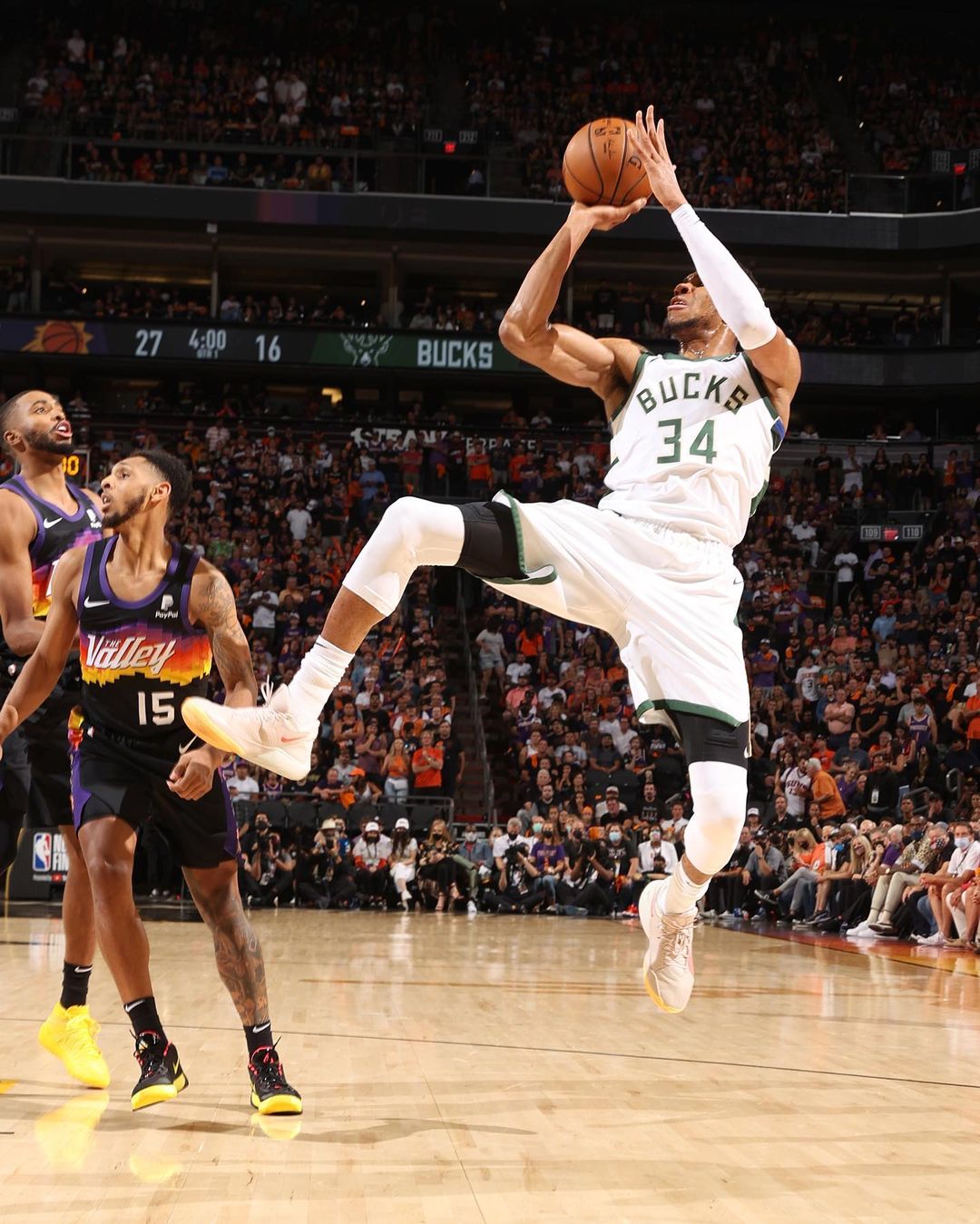 關鍵時刻又失誤！公鹿天王山之戰驚險擊敗太陽，離冠軍只剩一步之遙！