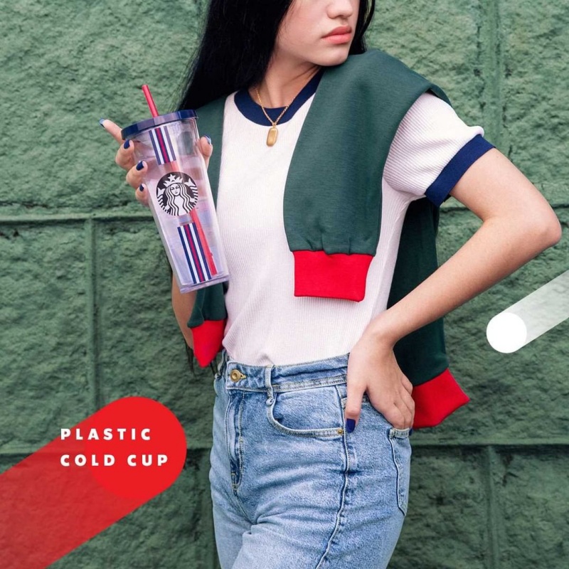 運動街頭風！星巴克 x FILA 聯名系列釋出，經典紅藍白隨行杯、包袋 12 大品項一次看！