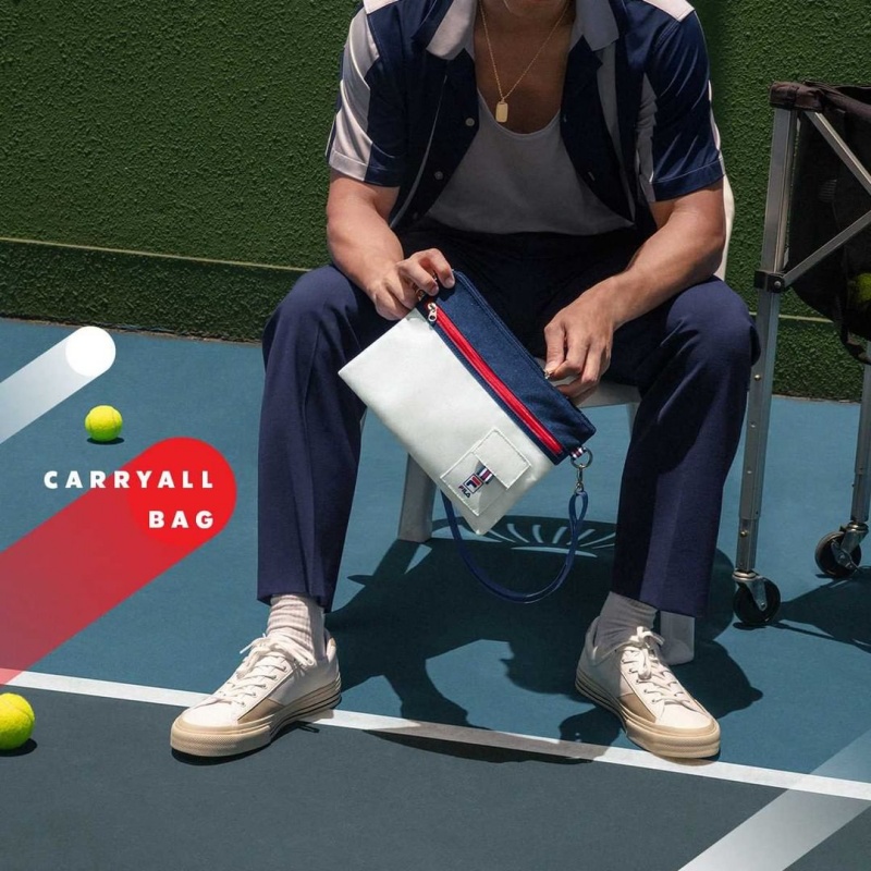 運動街頭風！星巴克 x FILA 聯名系列釋出，經典紅藍白隨行杯、包袋 12 大品項一次看！
