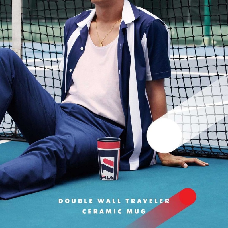 運動街頭風！星巴克 x FILA 聯名系列釋出，經典紅藍白隨行杯、包袋 12 大品項一次看！