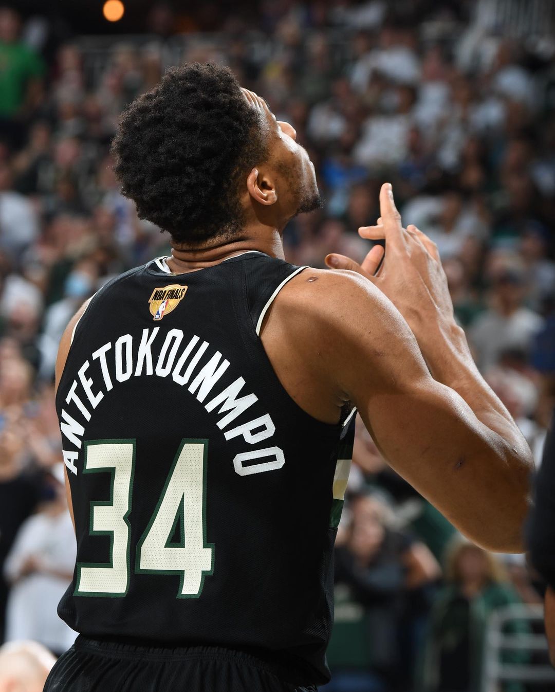 完成 Kobe 期許！字母哥轟下 50 分勇奪 Finals MVP，封王戰打破多項紀錄！