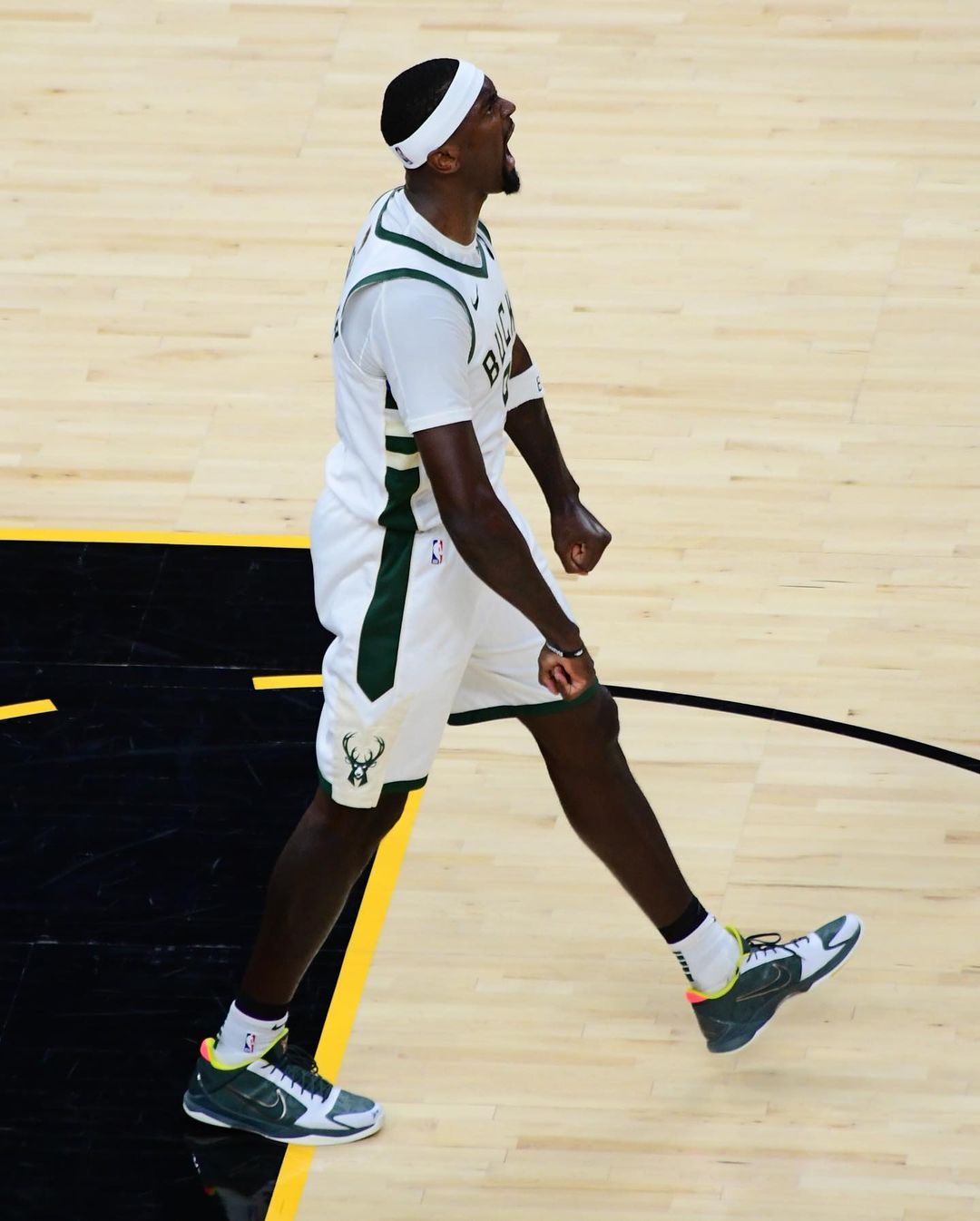 關鍵時刻又失誤！公鹿天王山之戰驚險擊敗太陽，離冠軍只剩一步之遙！