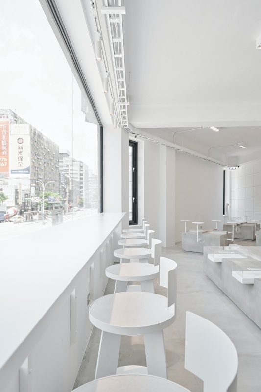 《CAFE!N》台北民權旗艦店新開幕！純白空間超時髦，聯名圍裙、提袋必收！咖啡控：等疫情結束打卡朝聖去～