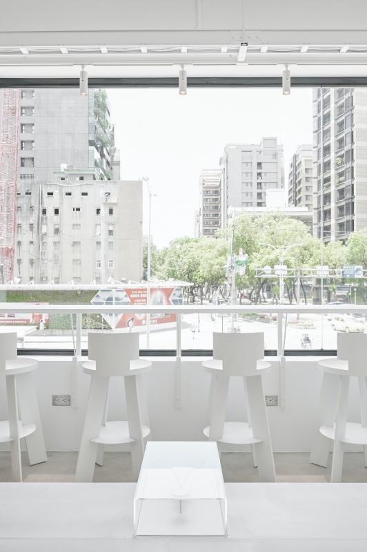 《CAFE!N》台北民權旗艦店新開幕！純白空間超時髦，聯名圍裙、提袋必收！咖啡控：等疫情結束打卡朝聖去～