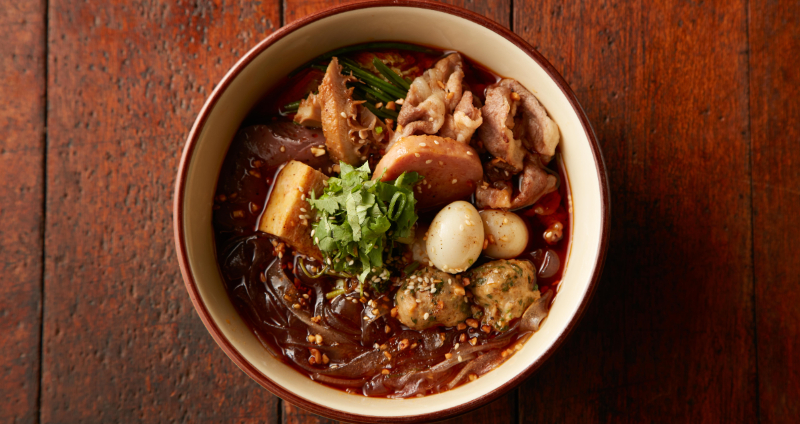 爽吃豐盛食材！麻辣 45 首推「麻辣珍寶燙」，在家就能享受「微麻辣」爽感