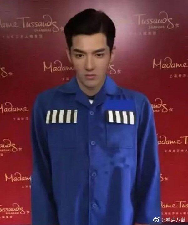 吳亦凡單膝跪地跟自己表白，結果或要坐牢前蠟像被爆換囚服