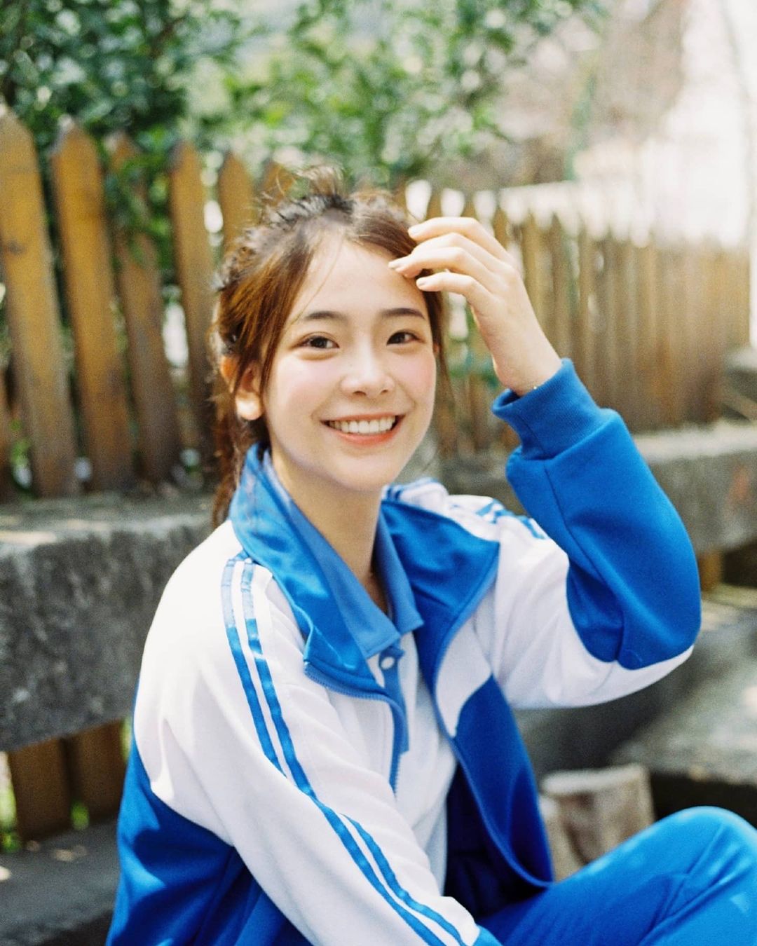 羽球場正妹真理褲秀白皙美腿！甜美笑容引暴動：「教練，我想怕蟻球！」