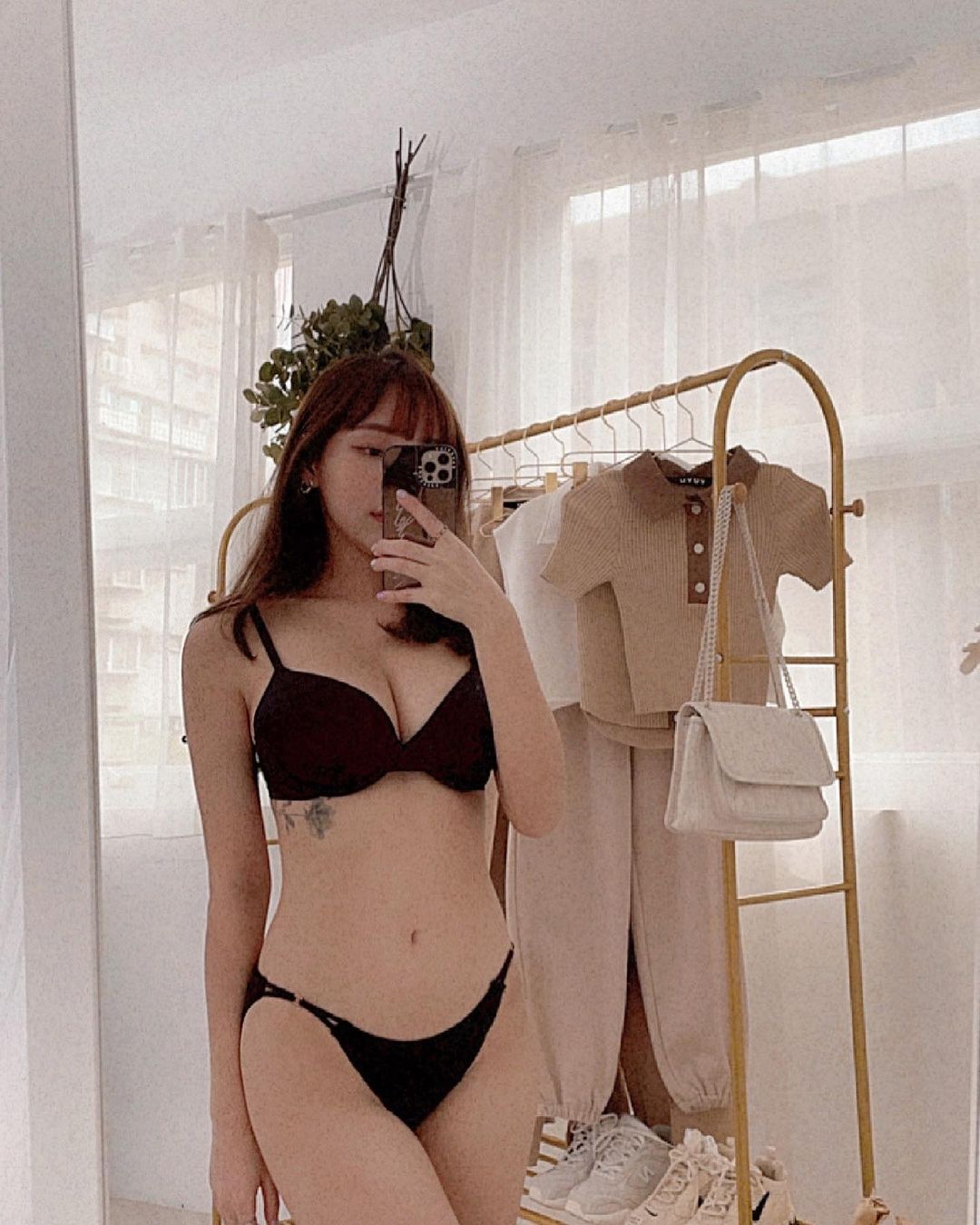 堪稱最強？除了台灣 E 奶林襄，這兩位「換衣影片 Youtuber」也是無聲勝有聲