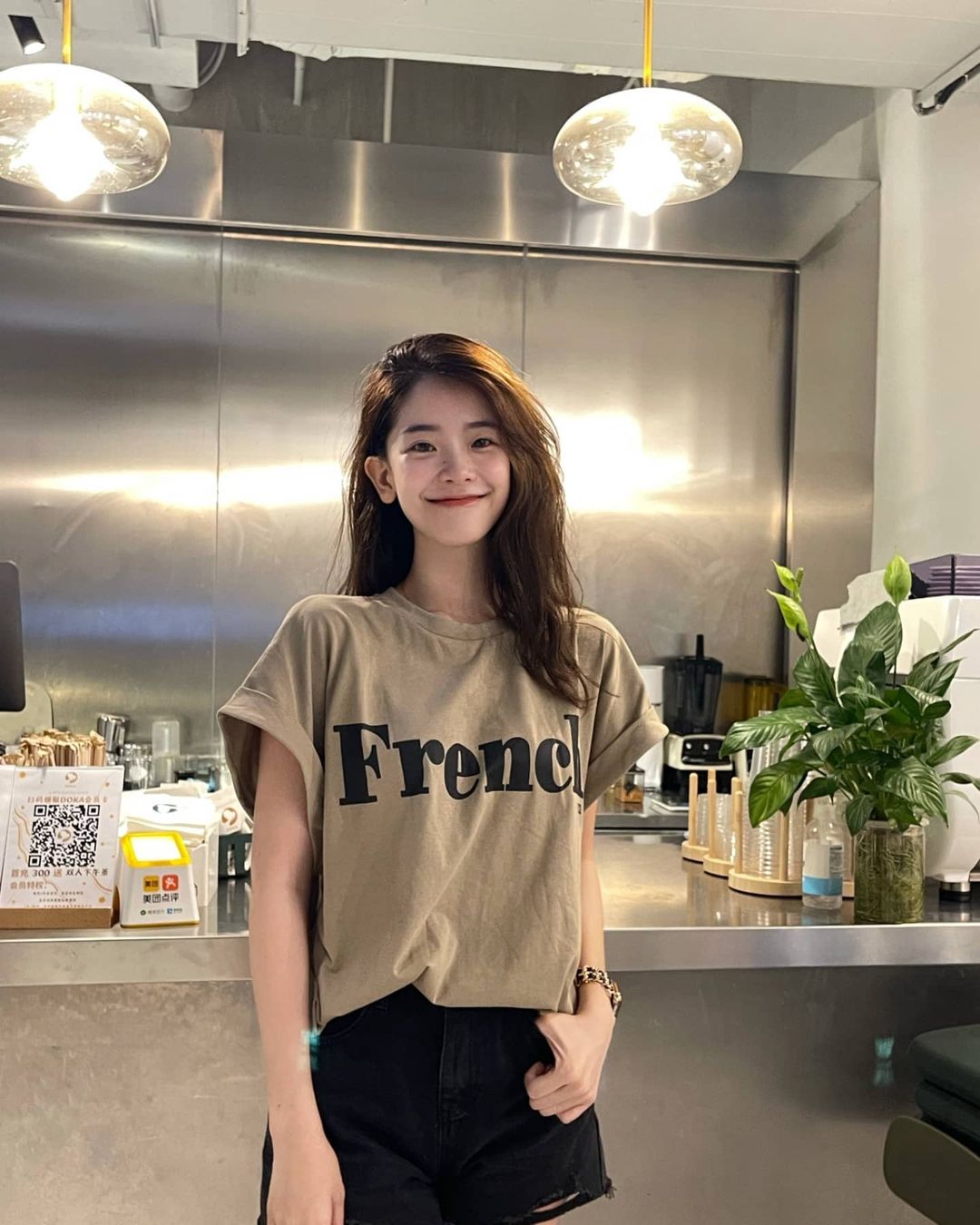 羽球場正妹真理褲秀白皙美腿！甜美笑容引暴動：「教練，我想怕蟻球！」