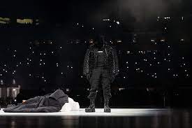 網友 484 都很夭壽？肯爺前妻 Kim 翹臀金穿緊身套裝，被嗆 87 分不能再高了