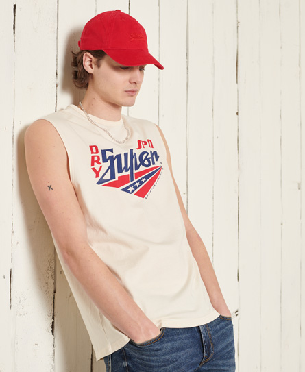 炎熱天氣不知該穿啥？SUPERDRY 冒險魂全新夏季系列即將登場，酷暑必備單品一次搞定！