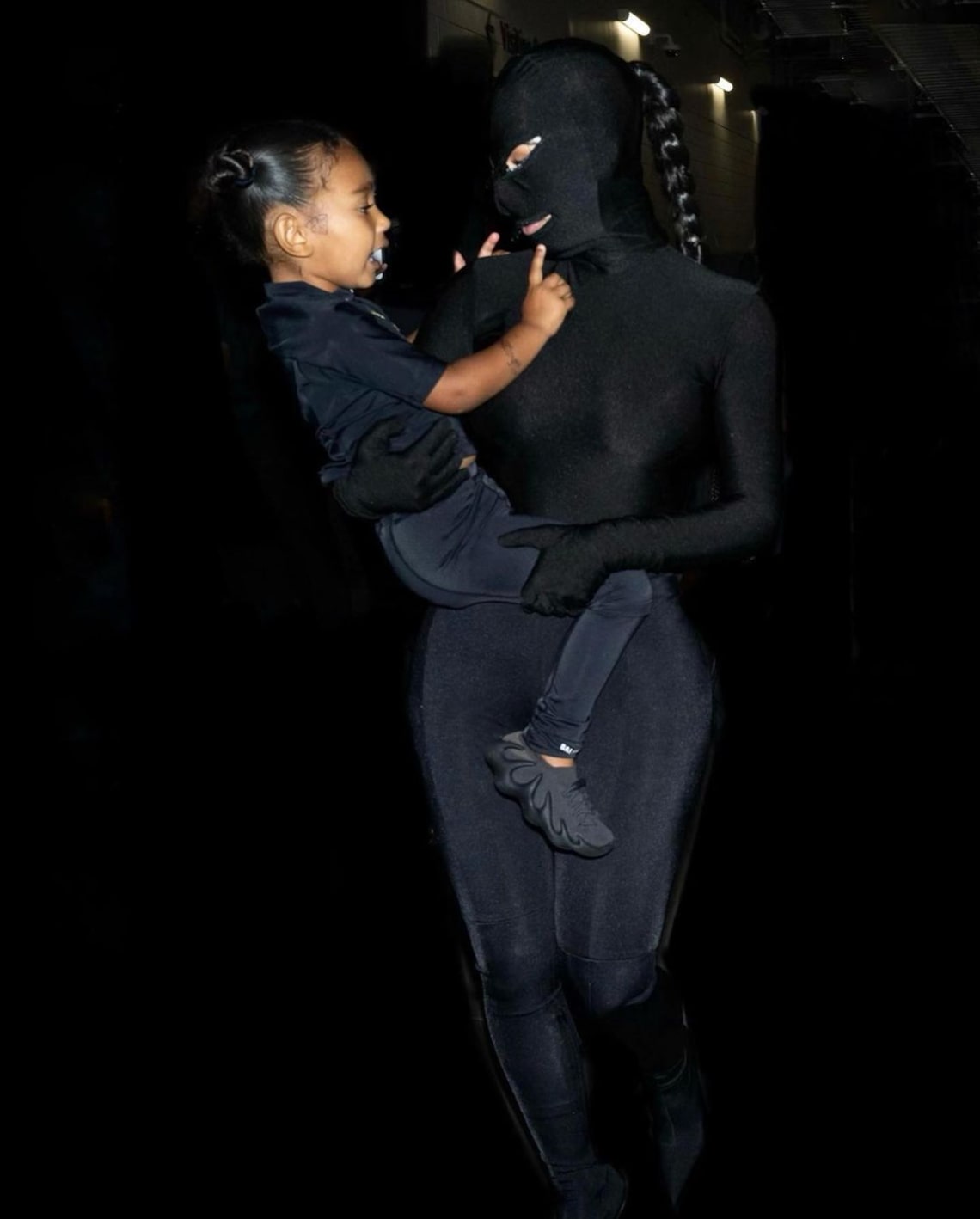 網友 484 都很夭壽？肯爺前妻 Kim 翹臀金穿緊身套裝，被嗆 87 分不能再高了