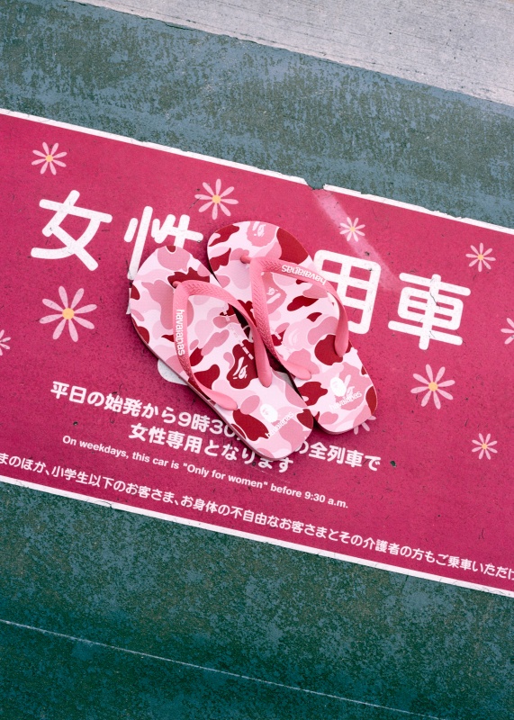 台灣販售預告｜今夏最潮聯名人字拖 BAPE x Havaianas 首批上線秒殺，第二波「這天」開搶！