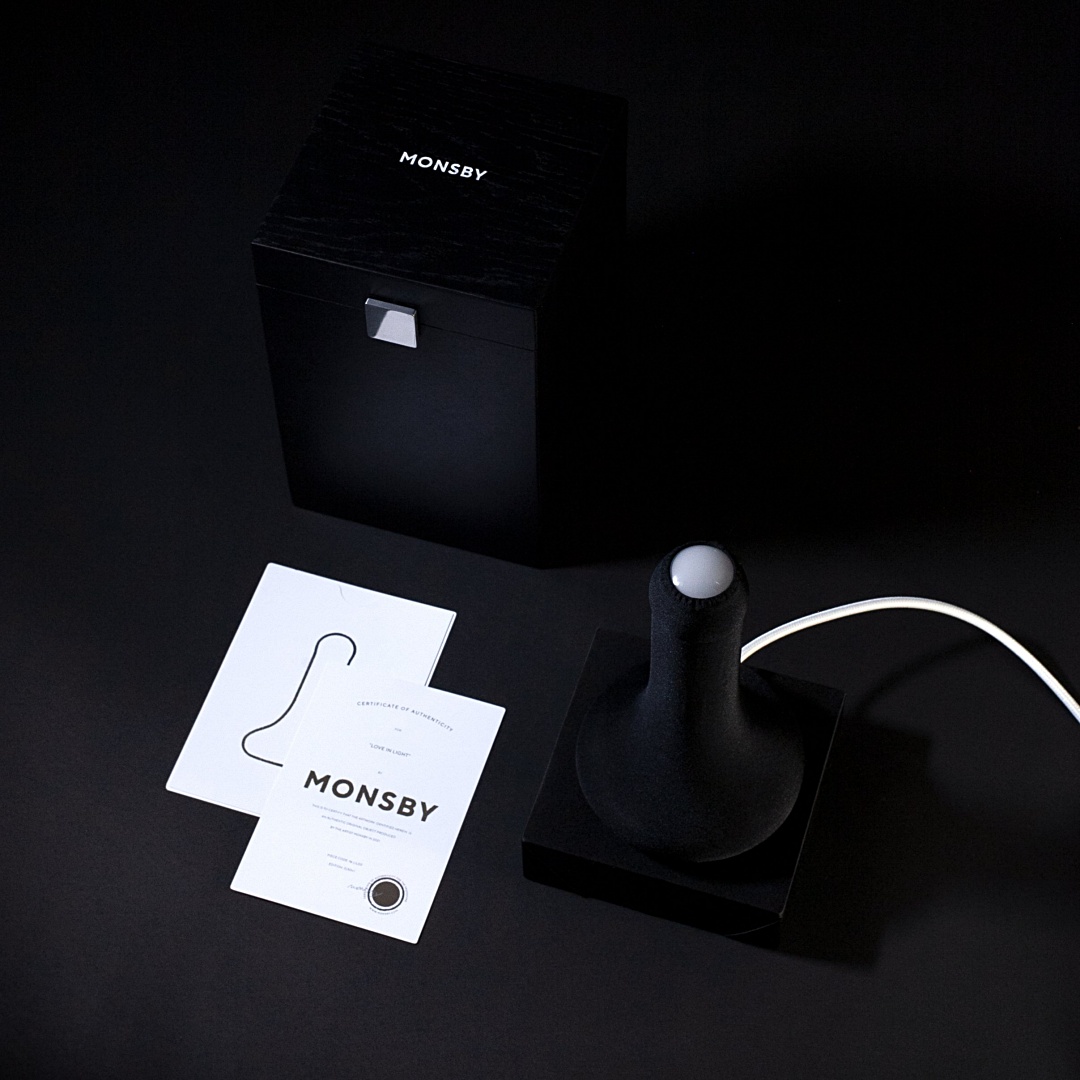 愛愛內含光！英國藝術家打造神秘造型檯燈「LOVE IN LIGHT」，開燈手勢真的母湯喔！