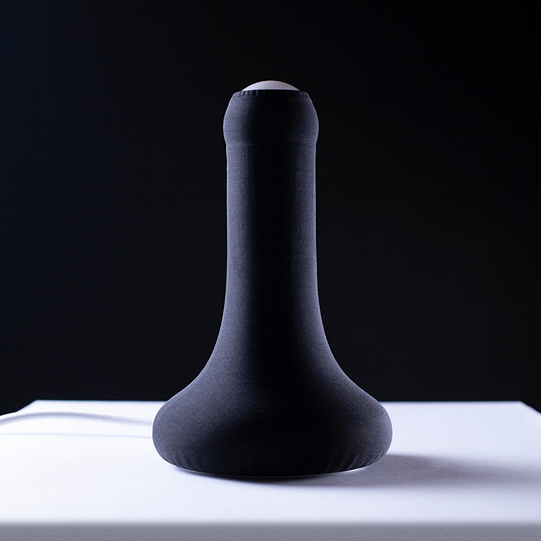 愛愛內含光！英國藝術家打造神秘造型檯燈「LOVE IN LIGHT」，開燈手勢真的母湯喔！