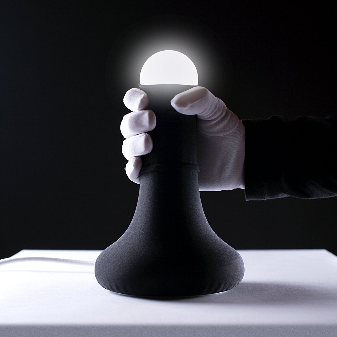 愛愛內含光！英國藝術家打造神秘造型檯燈「LOVE IN LIGHT」，開燈手勢真的母湯喔！