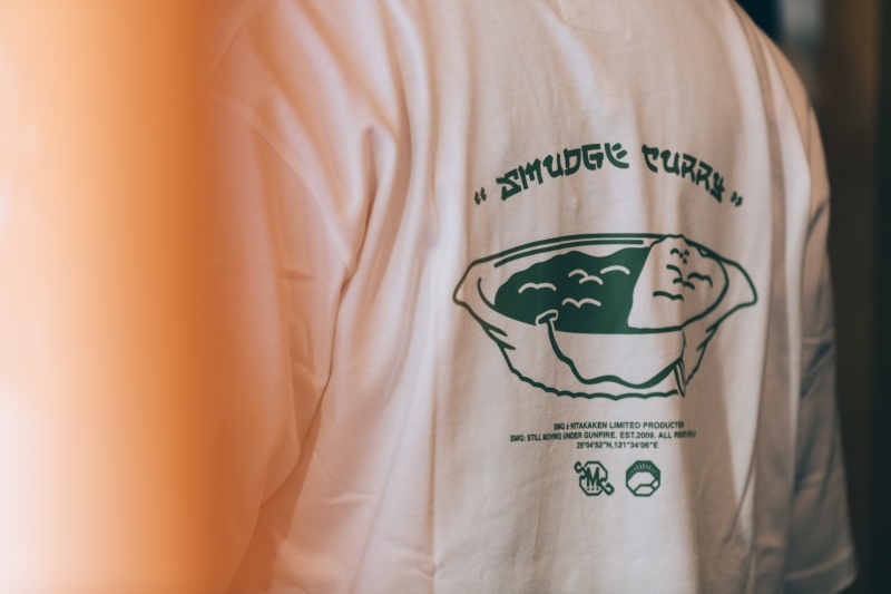 JJ 林俊傑的咖哩愛店！ SMG X 新高軒 「 SMUDGE CURRY」聯乘企劃登場！咖哩、餐具及服飾一次搞定！