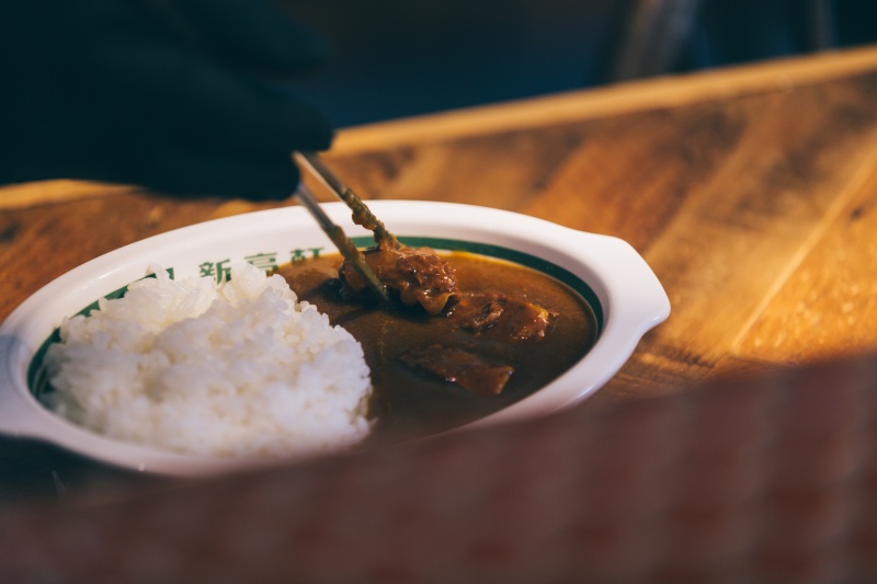 JJ 林俊傑的咖哩愛店！ SMG X 新高軒 「 SMUDGE CURRY」聯乘企劃登場！咖哩、餐具及服飾一次搞定！