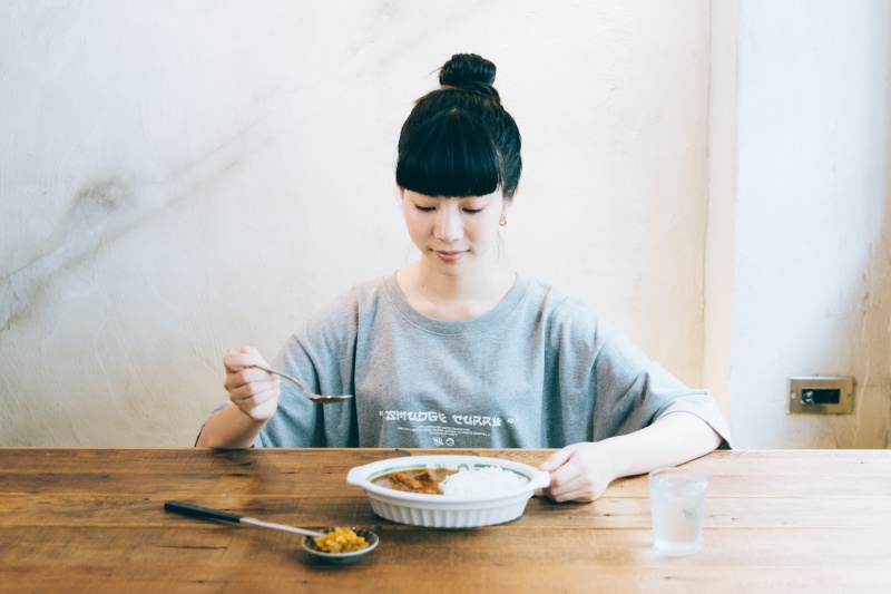 JJ 林俊傑的咖哩愛店！ SMG X 新高軒 「 SMUDGE CURRY」聯乘企劃登場！咖哩、餐具及服飾一次搞定！