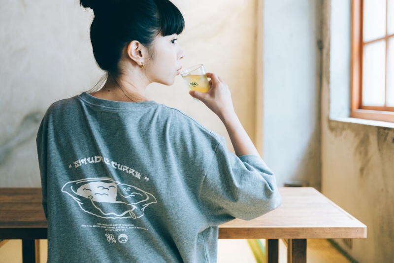 JJ 林俊傑的咖哩愛店！ SMG X 新高軒 「 SMUDGE CURRY」聯乘企劃登場！咖哩、餐具及服飾一次搞定！