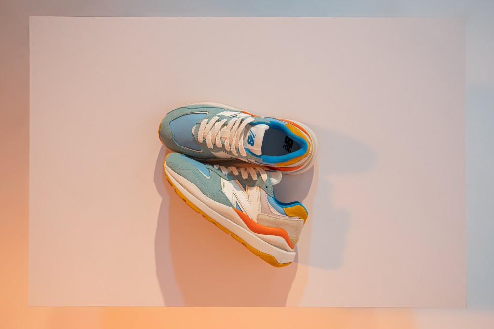 國民妹妹又讓人戀愛了！ IU李知恩上腳 NB 57/40 詮釋率性工裝風格！