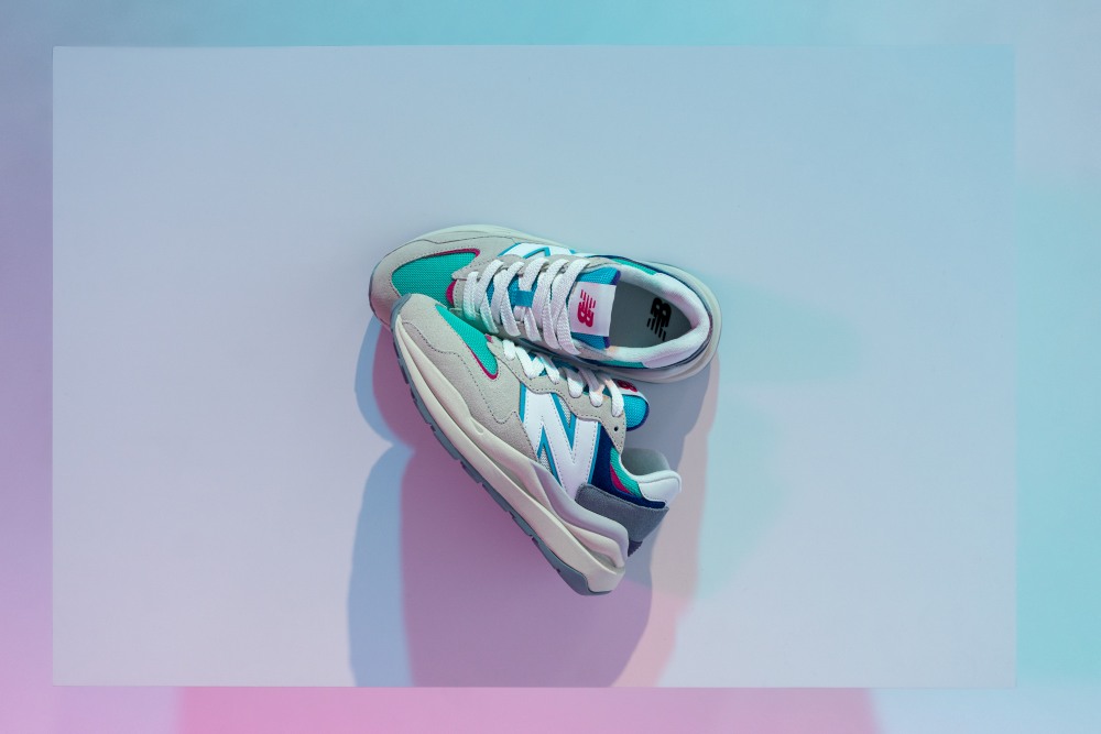 國民妹妹又讓人戀愛了！ IU李知恩上腳 NB 57/40 詮釋率性工裝風格！