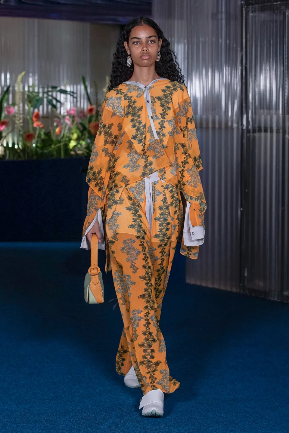 Kiko Kostadinov 2022 春夏女裝系列發佈，這是在海邊享受夕陽落下的記憶