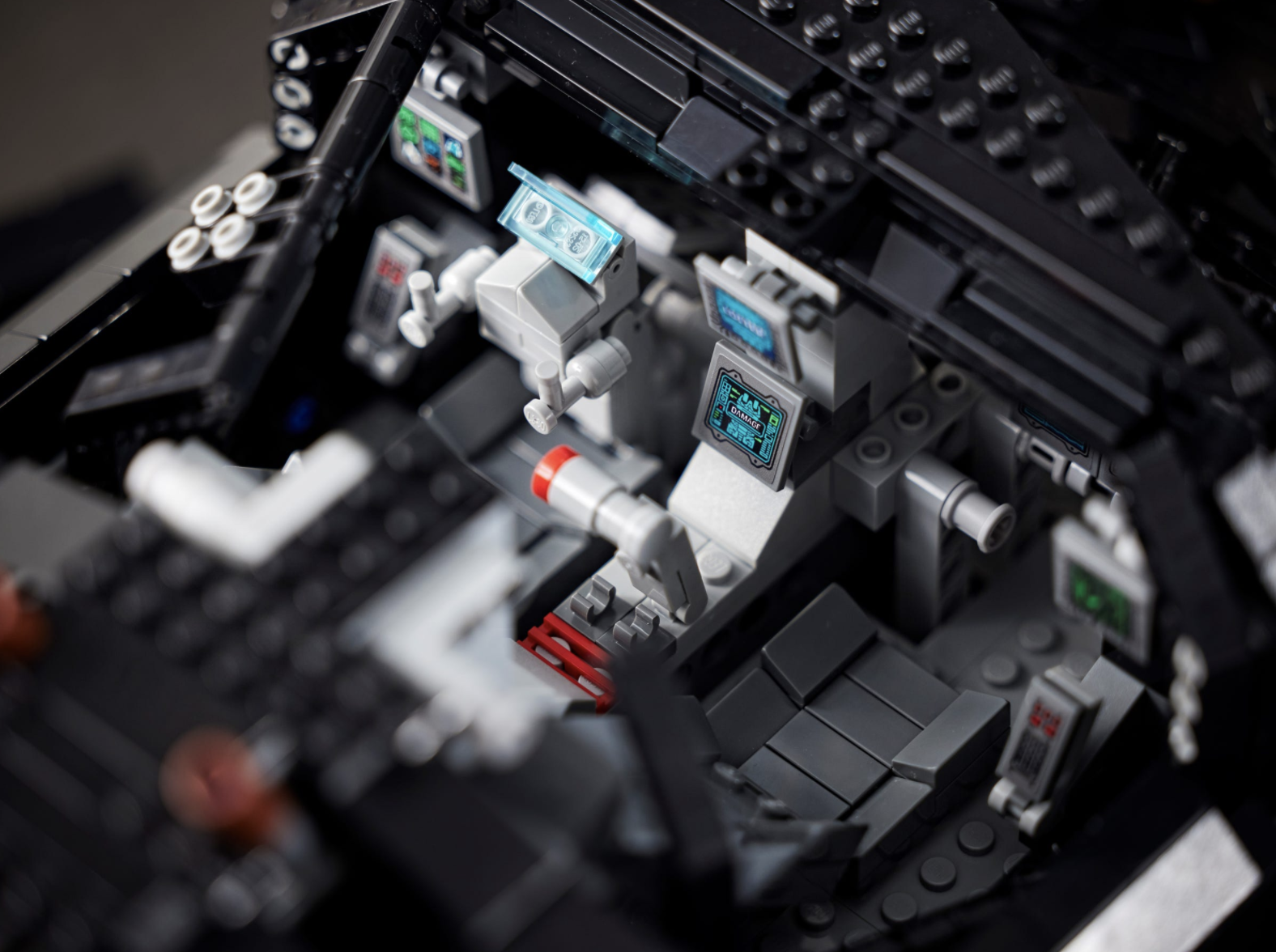 絕對是男人們的夢想！LEGO 推出《黑暗騎士》裝甲蝙蝠車，完美還原諾蘭版電影細節！