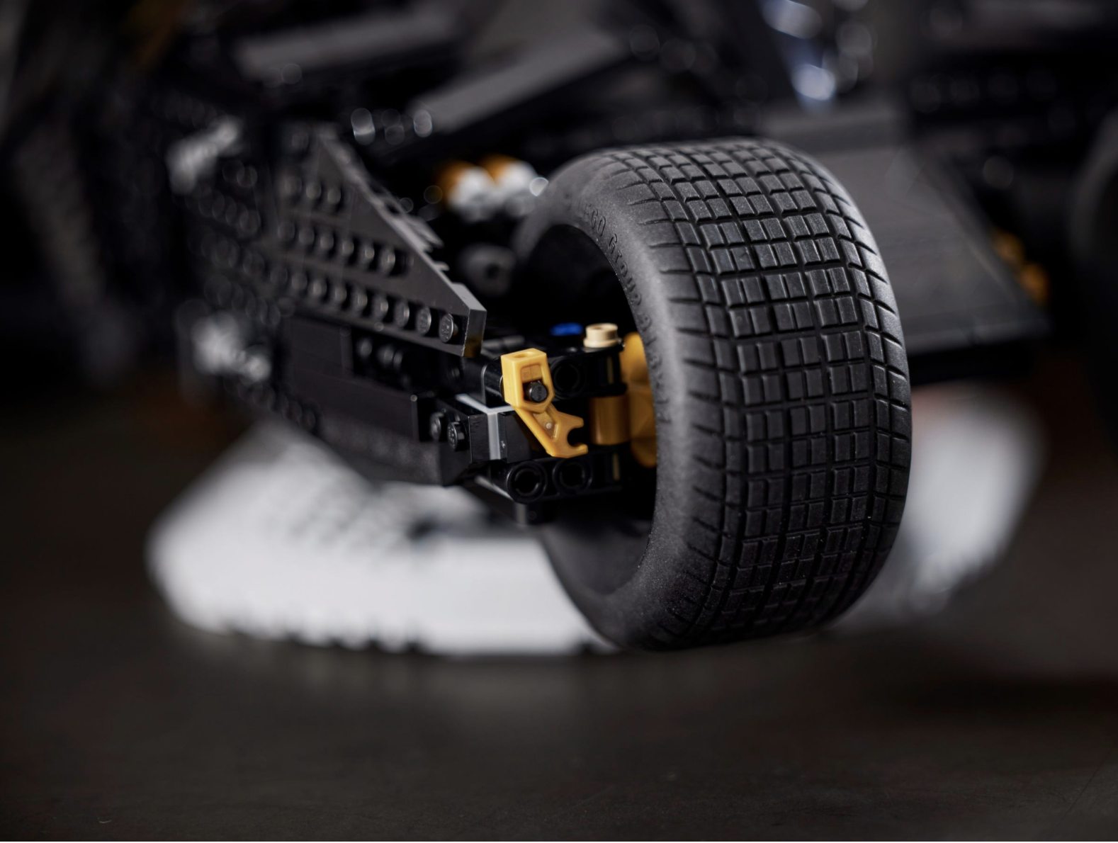 絕對是男人們的夢想！LEGO 推出《黑暗騎士》裝甲蝙蝠車，完美還原諾蘭版電影細節！