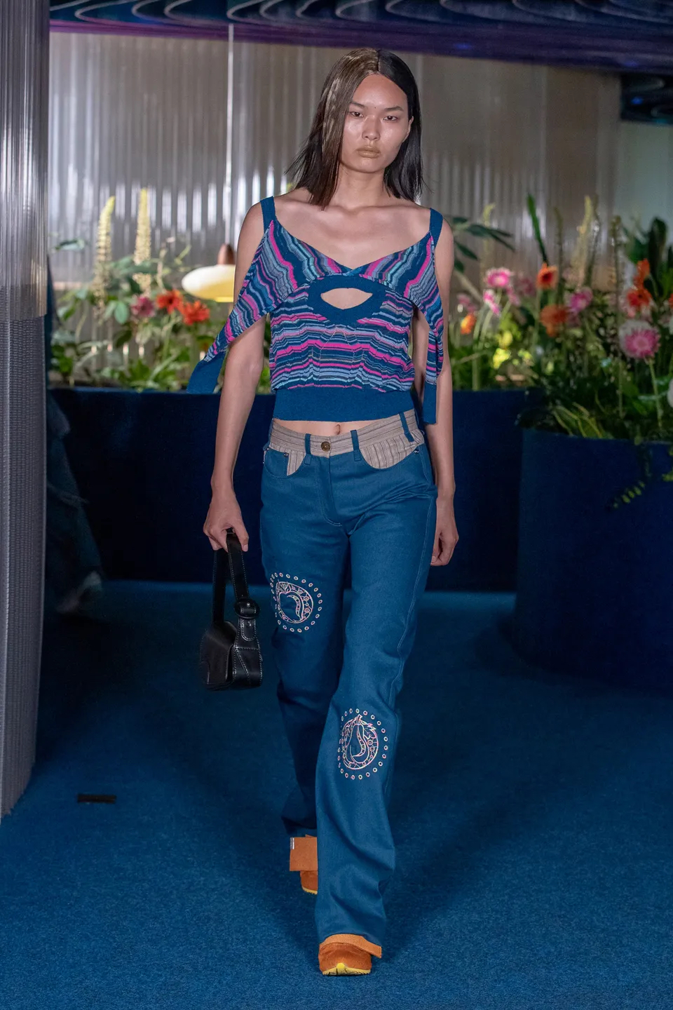 Kiko Kostadinov 2022 春夏女裝系列發佈，這是在海邊享受夕陽落下的記憶