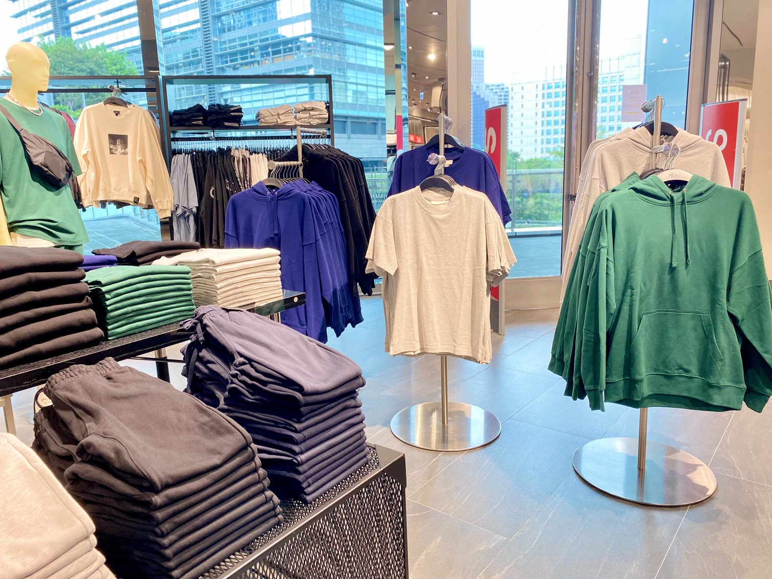 護理師Style正流行？！H&M 全新休閒套裝系列撞手術服？醫護讚：我們的日常變時尚了！