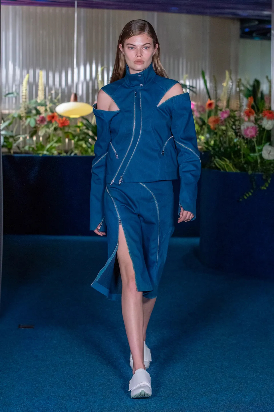 Kiko Kostadinov 2022 春夏女裝系列發佈，這是在海邊享受夕陽落下的記憶