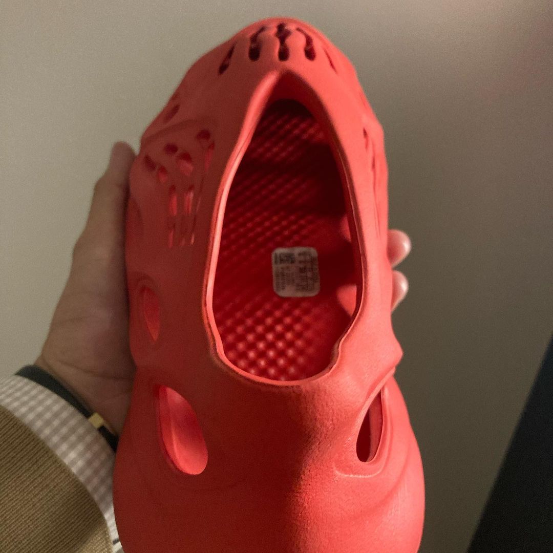 考驗穿搭色彩學！YEEZY FOAM RUNNER 全新配色「Vermillion」曝光