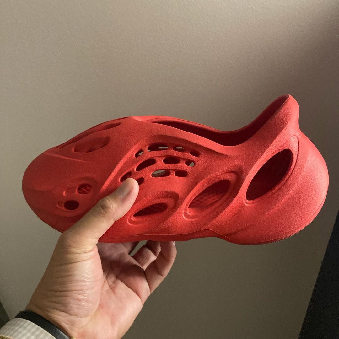 考驗穿搭色彩學！YEEZY FOAM RUNNER 全新配色「Vermillion」曝光