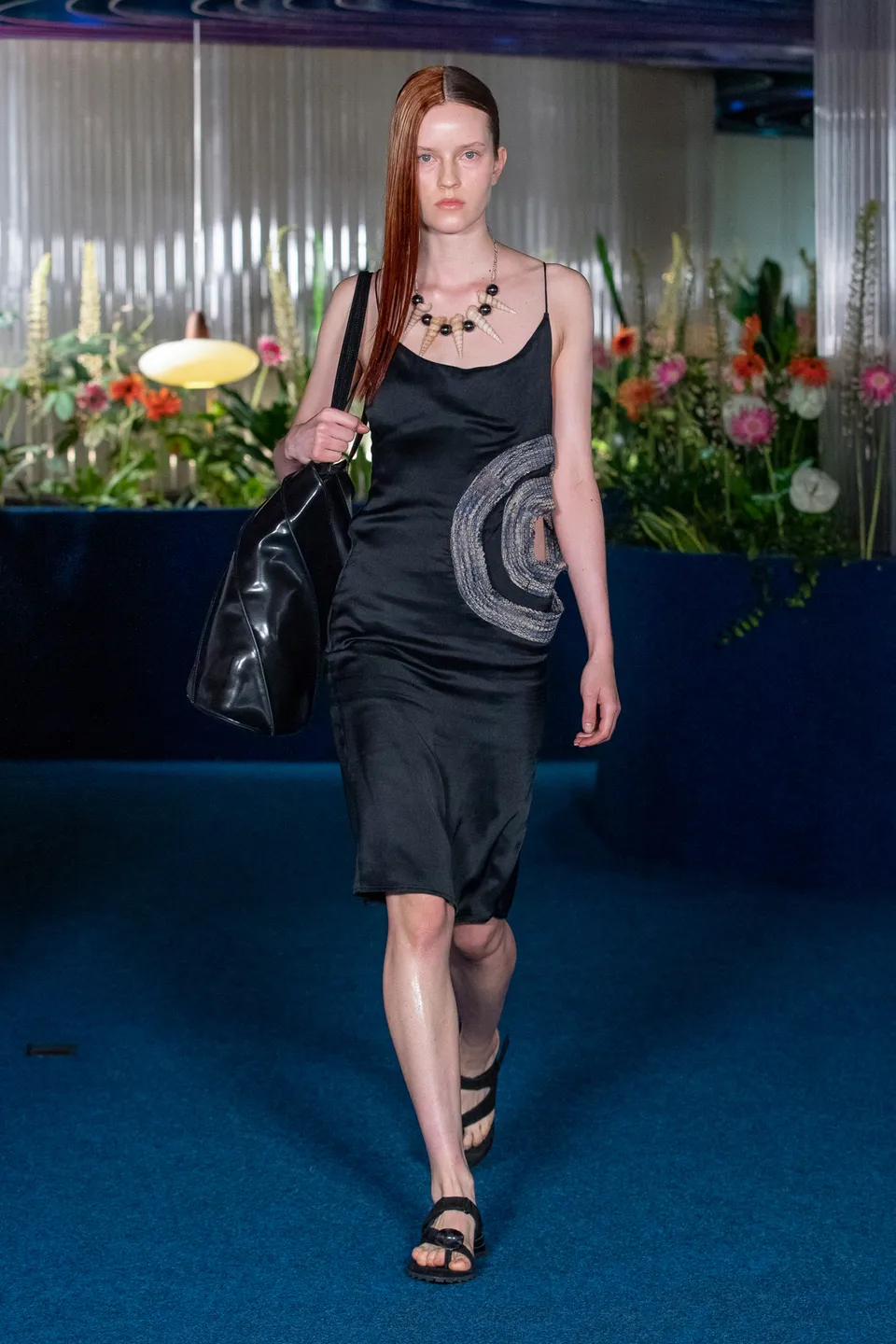 Kiko Kostadinov 2022 春夏女裝系列發佈，這是在海邊享受夕陽落下的記憶